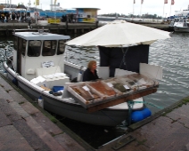 finland_003 En båt har lagt till vid kajen på salutorget och säljer fisk.