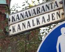 finland_013 Gatuskyltar i Helsingfors på finska och svenska.