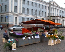 finland_025 Blomförsäljare på salustorget framför Helsingfors stadshus.