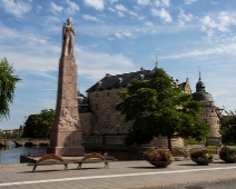 Orebra_019 Statyn av Carl XIV framför Örebro slott