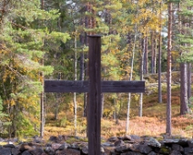 silvberg_005 Ett kors rest i den medeltida ödeskyrkogården vid Öster Silvbergs gruva.