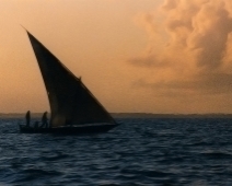 tanzania014b En dhow seglar mellan Bagamoyo och Zanzibar Zanzibar channel, Indiska Oceanen.