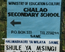 tanzania016 Den nymålade skolskylten i Chome.