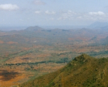 tanzania08 Vy från södra Parebergen över Afrikas röda jord.