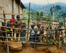 tanzania12 Nyfikna skolungar men strax efter att bilden var tagen var det tomt vid staketet, att bli fotograferad är farligt.